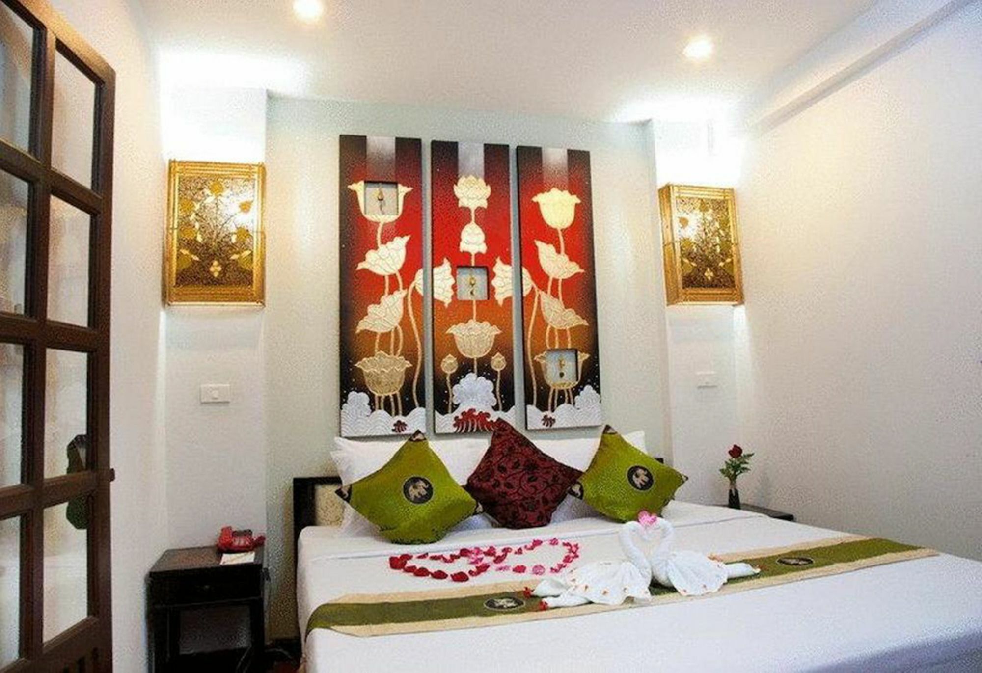 Spring@Tapae Hotel Chiang Mai Buitenkant foto