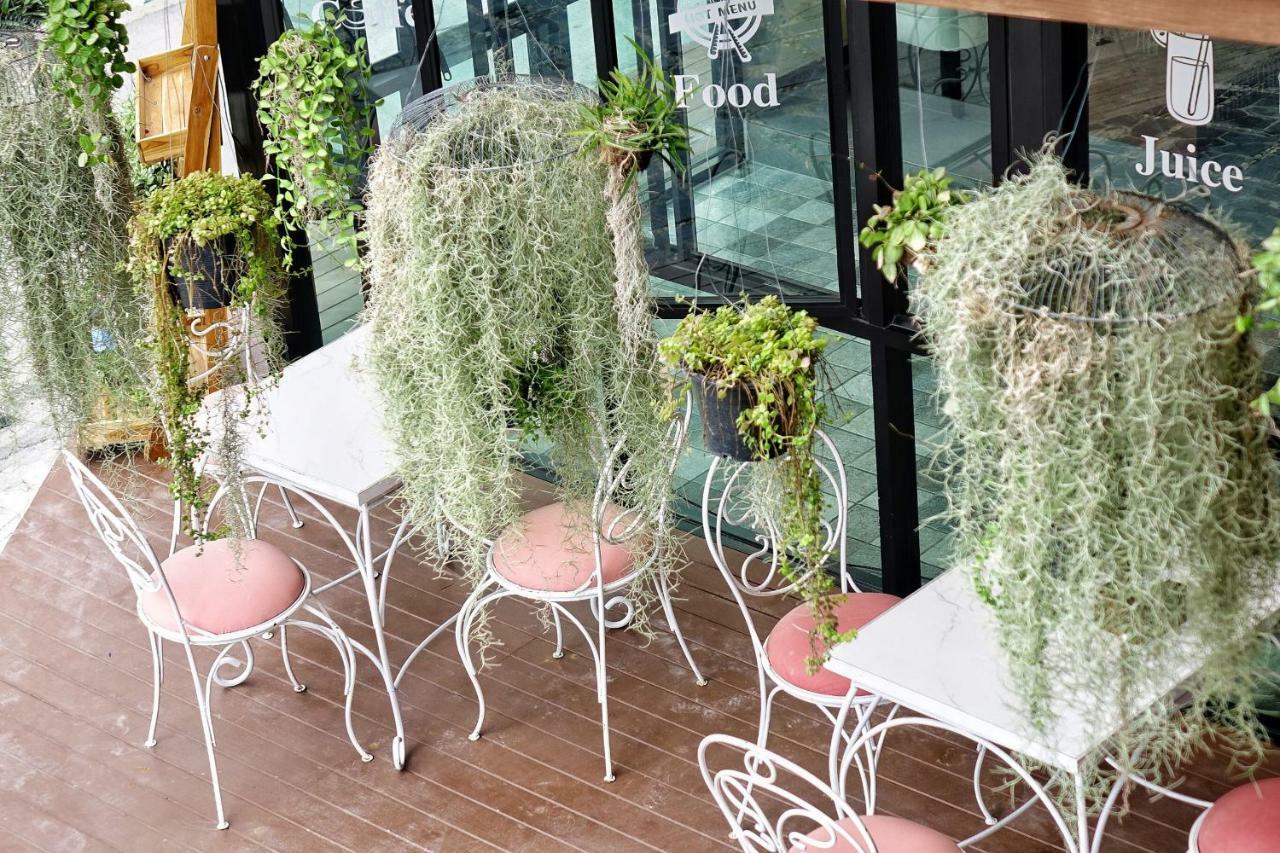 Spring@Tapae Hotel Chiang Mai Buitenkant foto